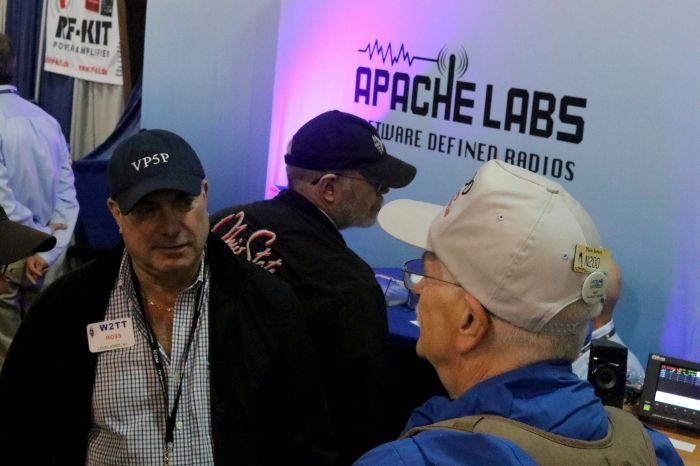 Standul firmei Apache Labs